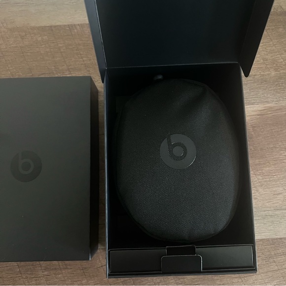 Beats Solo 3 Wireless Bluetooth Black Headphones Brand New - Picture 3 of 10